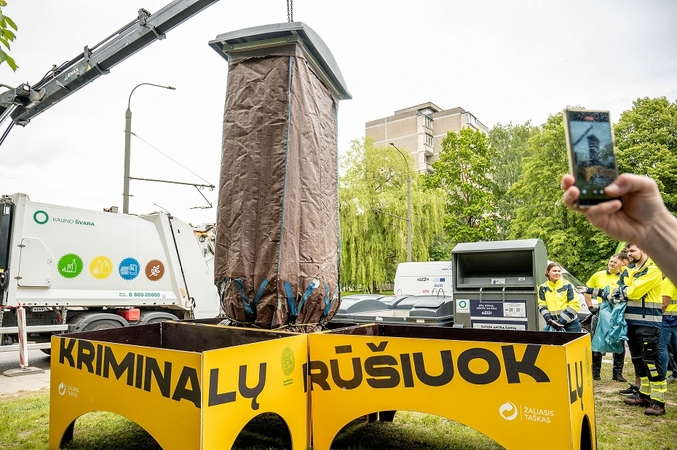 „Ko čia vėl primetė?“: Kaune vyko vieša konteinerio krata, atskleidusi ryškiausias rūšiavimo klaidas
