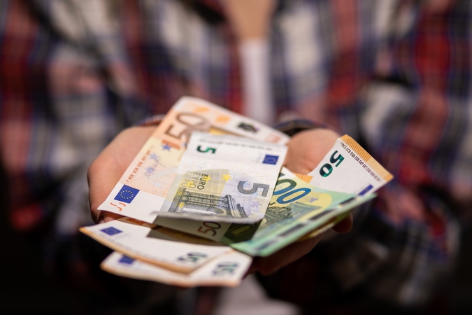 LB: realusis darbo užmokestis pirmą kartą per dešimtmetį šiemet bus neigiamas