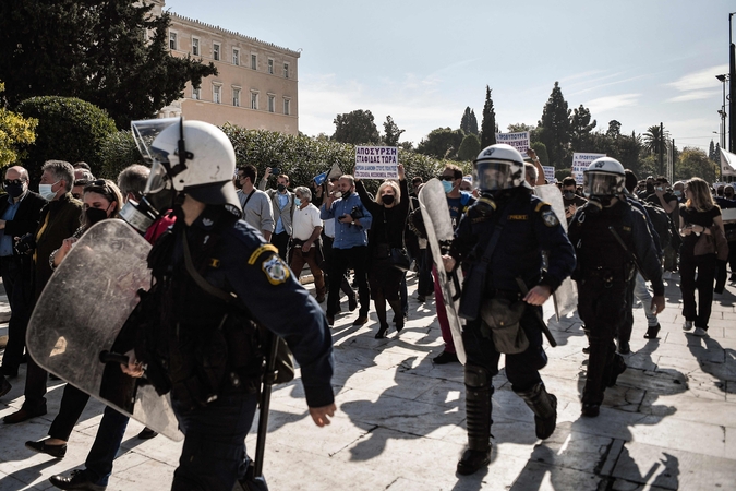 Atėnuose policija prieš protestuojančius ugniagesius panaudojo ašarines dujas