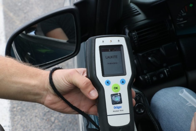 Pareigūnai pričiupo girtutėlį vyrą prie vairo: įpūtė mirtiną dozę, keleivis – dar daugiau