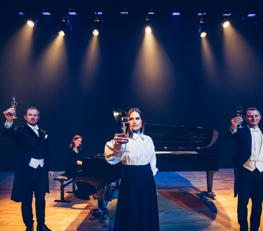 Siužetas: solistus E.Bavikiną, O.Kolobovaitę, L.Mikalauską koncerto žiūrovai išvys pagal G.Verdi operą „Traviata“ parengtoje muzikinėje dramoje.