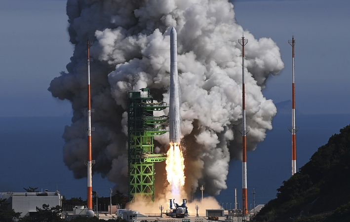 Pietų Korėjos kosminė raketa iškėlė į orbitą palydovų