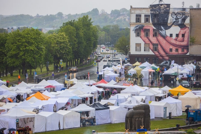 Šventinę dieną lietus plauna tik gatves, bet ne nuotaikas: kauniečiai mėgaujasi renginių gausa