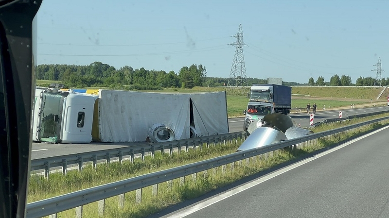 Avarija  „Via Baltica“ kelyje: eismas nukreipiamas senuoju keliu per Ąžuolų Būdą