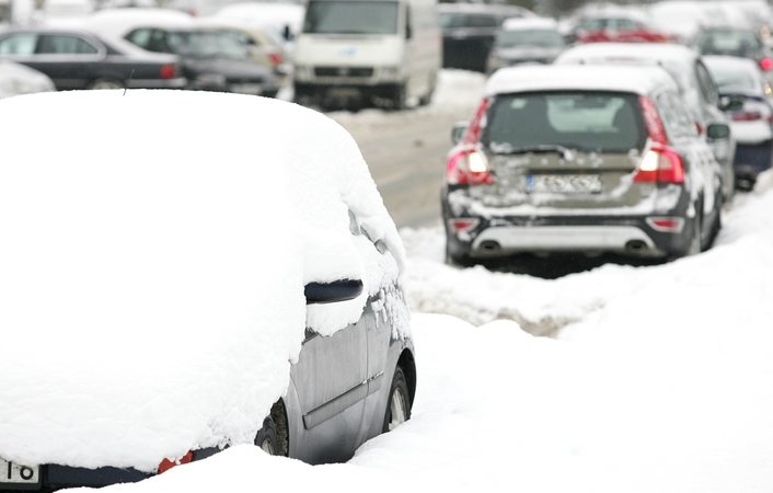 Įsigalioja draudimas statyti automobilius prie kiemų: pareigūnai žada neskubėti bausti