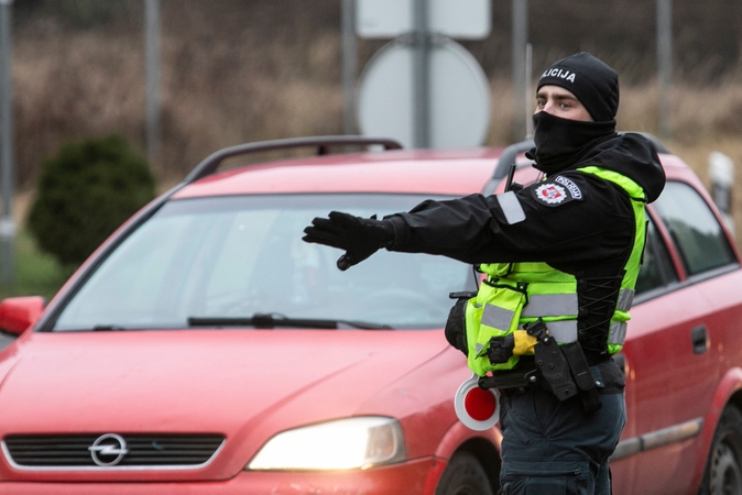 Policija tikslina: vykstantys į sutuoktinio giminaičio laidotuves nebus apgręžiami