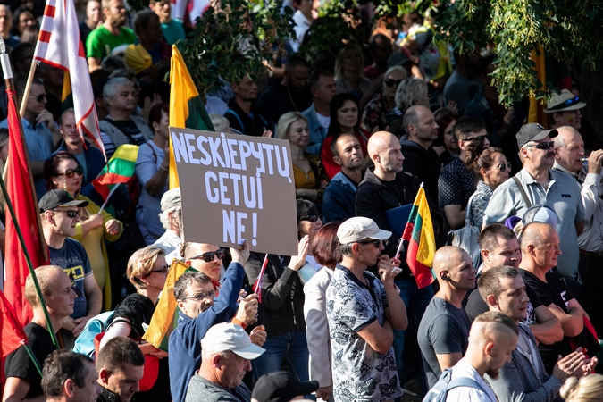 Prie katedros – Šeimų sąjūdžio mitingas prieš ribojimus nesiskiepijantiems