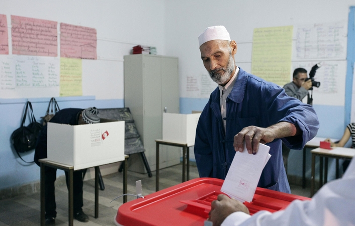 Naują parlamentą renkantys tunisiečiai tikisi visiškos demokratijos