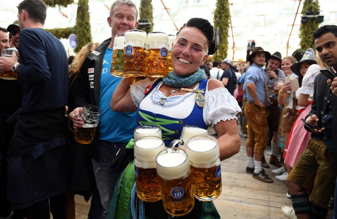 Garsiajame vokiečių festivalyje alaus bokalas kainuoja beveik 12 eurų