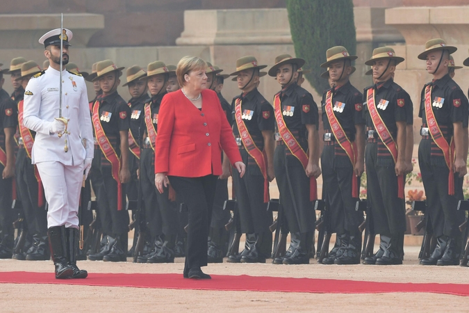 Smogo gaubiamame Delyje viešinti A. Merkel kaukės neužsidėjo