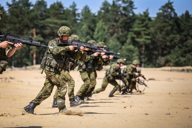 Užsivilkti kario uniformą veržiasi savanoriškai