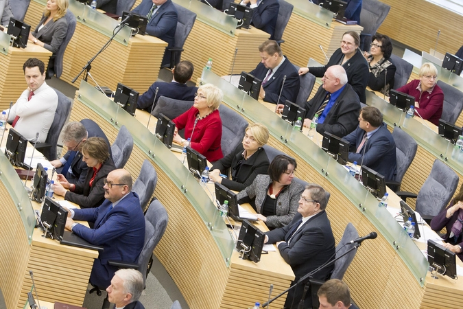 Seimas prašo visuomenės padėti nusipirkti fortepijoną