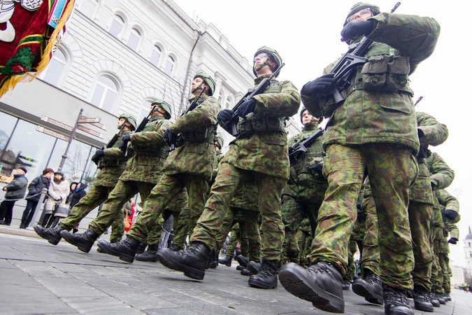Gaivinama idėja leisti kariams dirbti papildomą darbą