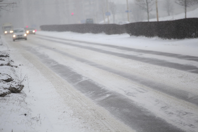 Eismo sąlygas Radviliškio ir Šilalės rajonuose sunkina pustymas