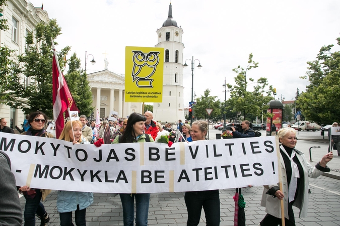 Švietimo profsąjungos ketina apklausti mokytojus dėl streiko skelbimo