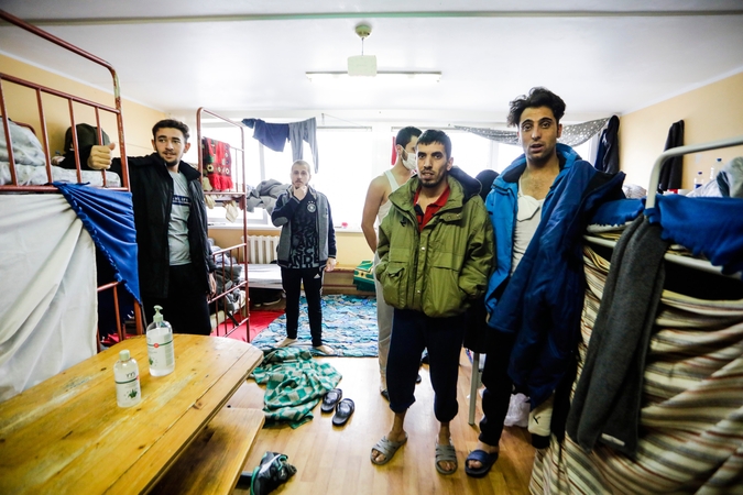 Kybartų centre dalis migrantų atsisako maisto: paskelbė bado akciją ar pusryčius tiesiog pramiega?