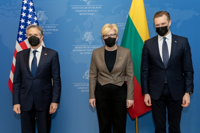 Premjerė susitikusi su A. Blinkenu: Ukrainoje vyksta kova už tai, kaip atrodys pasaulis