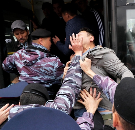 Neramumai Kazachstane: per protestus sulaikyti šimtai žmonių