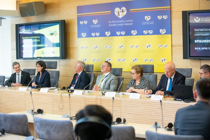 Užsienio reikalų komiteto vadovė: turime padaryti viską, kad demokratija laimėtų
