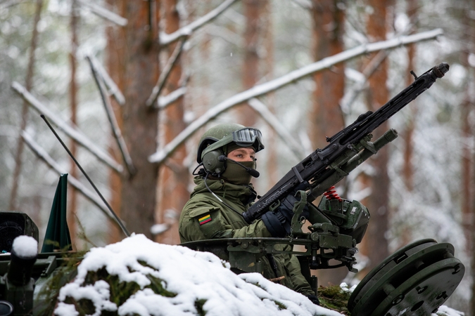 Apklausa: auga pasitikėjimas kariuomene, kario profesija, NATO