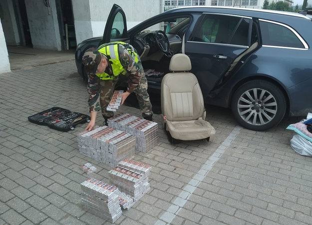 Vilnietis opelio slėptuvėse gabeno 2 tūkst. pakelių cigarečių