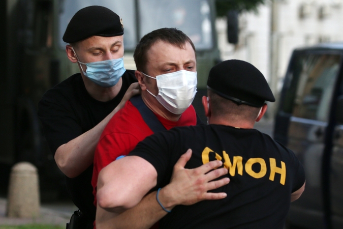 Aktyvistai: Baltarusijoje per protestus sulaikyta mažiausiai 17 žmonių