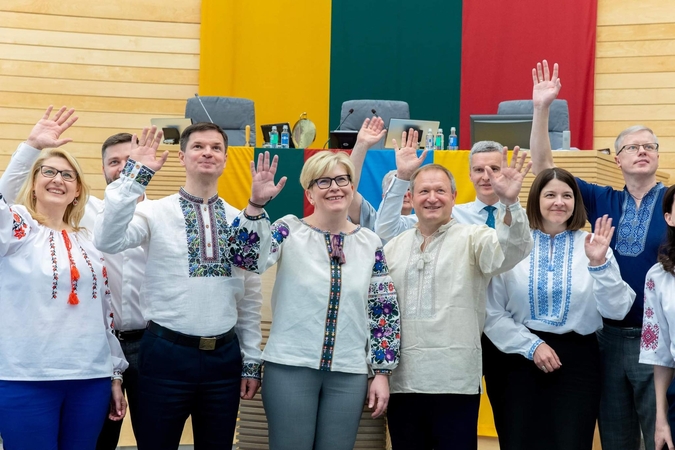 Vyšyvanka pasipuošusi premjerė: tai simbolinis, bet palaikymo gestas Ukrainai