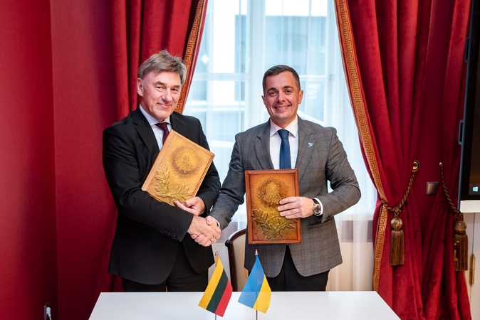 Akimirka: centro įkūrimo sutartį pasirašė MVU rektorius prof. M. Trofymenka ir VDU rektorius prof. Juozas Augutis.