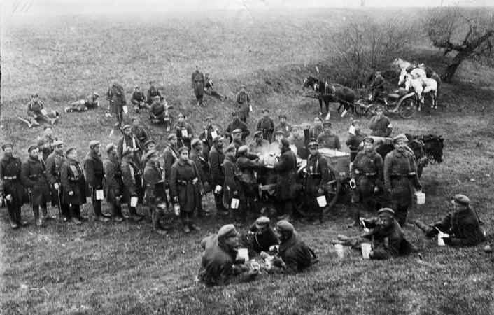 Lietuvos kariuomenės 3-iojo pėstininkų Lietuvos Didžiojo kunigaikščio Vytauto pulko karių pietūs fronte su lenkais prie Vievio, 1920 m.