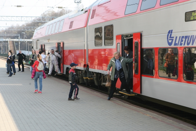 Geležinkelių atstovai ruošiasi pamokyti „paskutinės minutės“ keliautojus