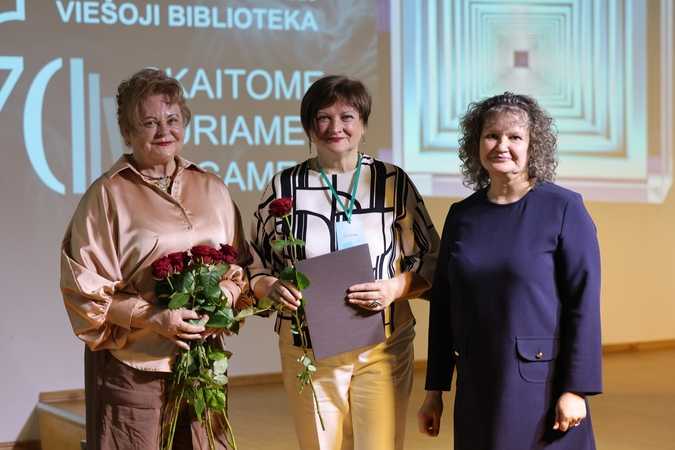 Šventėje: (iš kairės) bibliotekos direktorė I. V. Stančiauskienė, vyriausioji bibliotekininkė  E. Matveičikienė, ir Kultūros ministerijos Atminties institucijų politikos grupės patarėja Gražina Lamanauskienė.