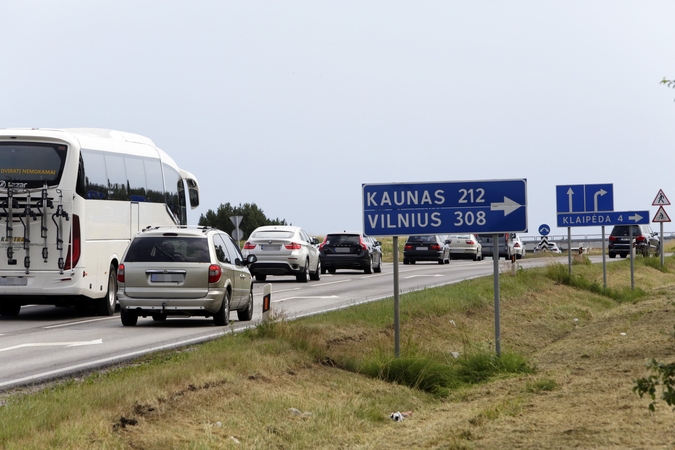 Grūstys: didžiąją automobilių spūsčių dalį sudaro vaikus į mokyklas ir darželius vežančių tėvų mašinos, todėl ieškoma būdų, kaip praplatinti kelius, įrengti naujas miesto jungtis su rajonu.