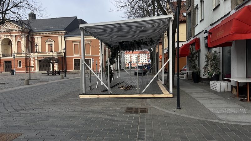 Kaimynystė: Teatro gatvėje gyvenantys žmonės skundžiasi triukšmu, nes pirmajame aukšte įsikūręs baras alkoholiu prekiauja iki vidurnakčio.