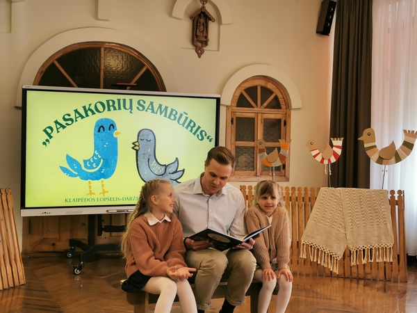 Pasakoriai: renginį jaukiai pradėjo tėčio ir dviejų dukrelių sekama pasaka „Kai aš mažas buvau“.