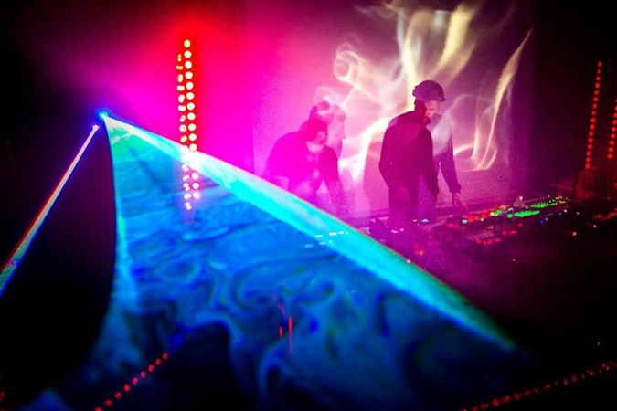 Elektroninės muzikos atlikėjai „Black Water“ dovanoja koncerto įrašą