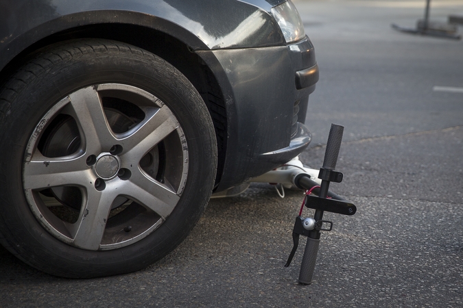 Šiauliuose automobilis kliudė paspirtuku važiavusį trylikametį: paauglys gydomas ligoninėje