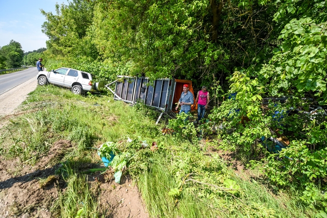 Šalia Kauno apvirto automobilis su priekaba