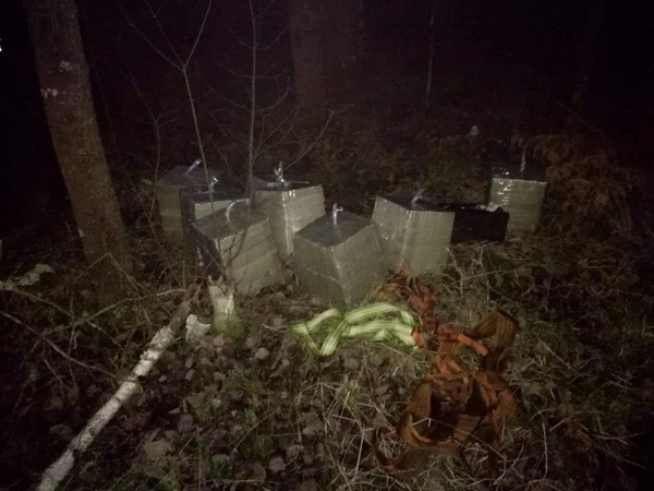 Pasieniečiams įkliuvo per sieną cigaretes į Lietuvą  įmetę du asmenys