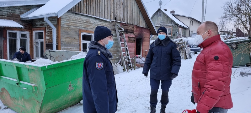 Vyro žūties gaisre priblokšti kaimynai patys priemonių nesiėmė: į duris turėjo pasibelsti pareigūnai