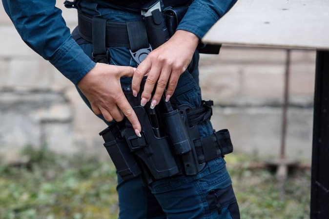 Incidentas stovėjimo aikštelėje: sulaikomas vyras sužalojo pareigūnę