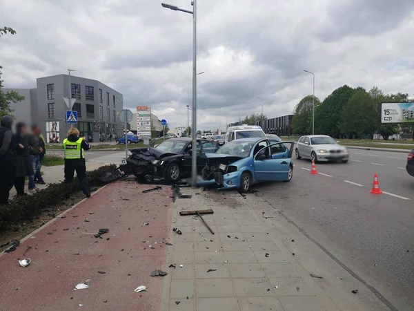 Avarija Aleksote: automobiliai užlėkė ant šaligatvio, yra sužalotų