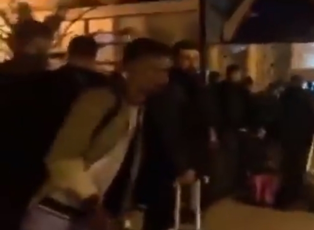 Oro uoste – didžiulė skrydžio į Minską laukiančių migrantų eilė: iš ten – į Europą