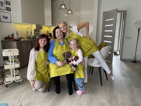 Šeima: šokėja, šokių trenerė E. Straleckaitė kartu su mama Jolita, močiute Rūta Ona ir dukra Vakare per šeimos sekmadienio pietus.