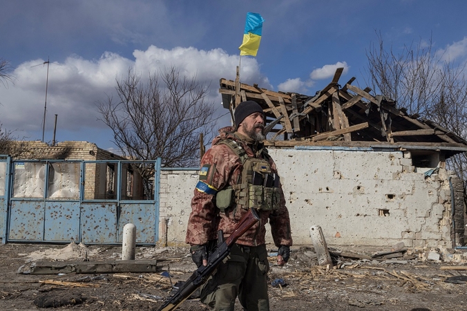 Ukraina teigia virš Kyjivo numušusi Rusijos raketą