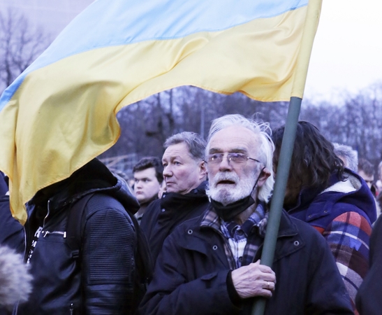 Simbolis: Klaipėdos ukrainiečius vienijančios bendrijos pirmininkas L. Tregub mėlynai geltoną vėliavą kelia nuo steigiamojo susirinkimo iki dabar.