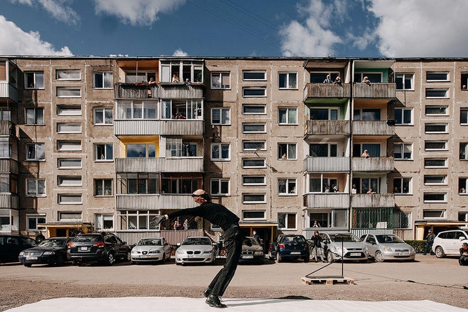 Daugiabučio balkonai Kaune virs koncertų salės lože