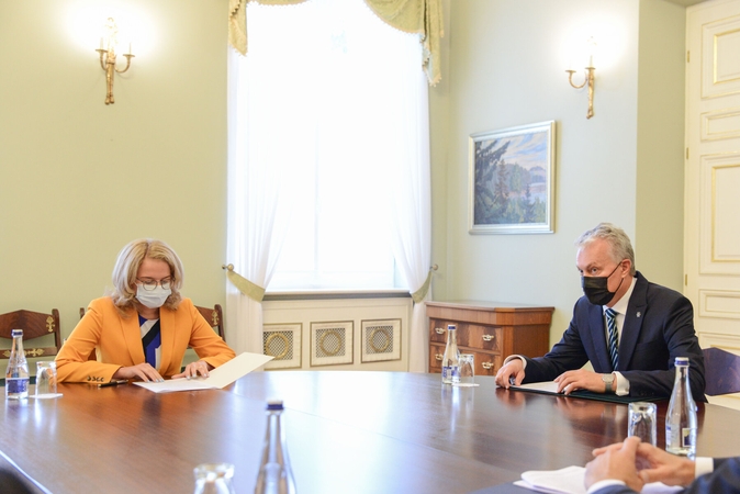 A. Armonaitė prezidentui pristatė galimybių paso naudojimo pasikeitimus