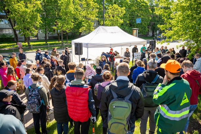 Sodinimo talkoje Žirmūnuose – gausus būrys sodintojų