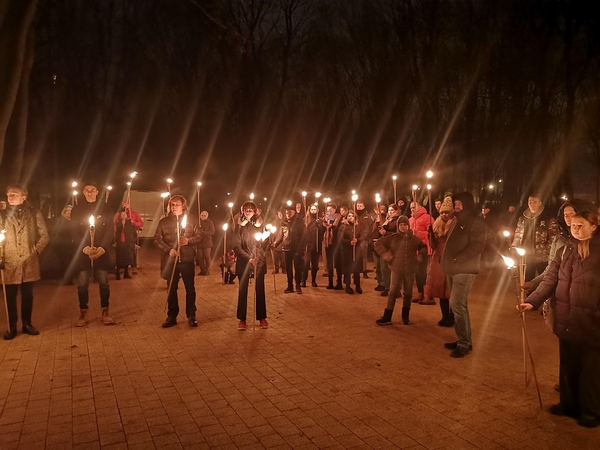 Sekmadienio vakarą parką Klaipėdoje nušvietė deglai