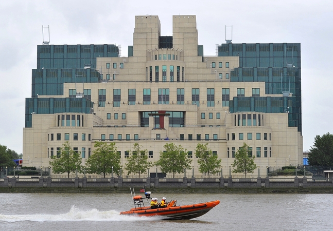 Išgarsino: MI6 pastatas – viena žinomiausių slaptųjų tarnybų būstinių pasaulyje, už tai reikėtų dėkoti ne kam kitam, o filmams apie J. Bondą, agentą 007.